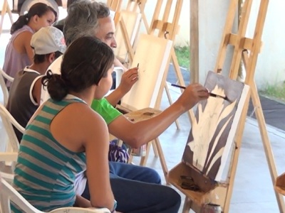 Crianças e jovens pintaram telas durante o lançamento do projeto -