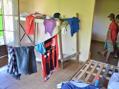 No alojamento, camas estão quase destruídas e a cozinha é feita no chão -