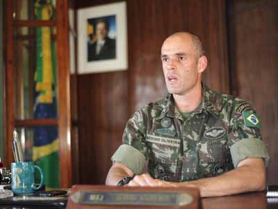 A frente da ação de defesa em Três Lagoas esta o Major Sérgio Oliveira comandante da 2ª Companhia de Infantaria do Exército -