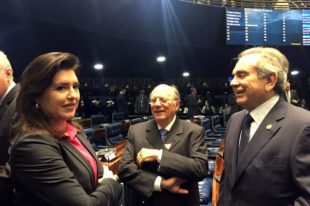 Senadora durante trabalho na Comissão do Impeachment no Senado - Divulgação Senadora durante trabalho na Comissão do Impeachment no Senado - Divulgação