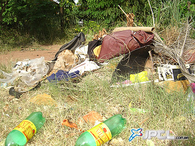 No Vila Nova, terrenos baldios servem como depósito de lixo -