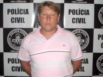 Na seqüência das investigações os policiais localizaram na residência do acusado um revólver Taurus calibre 38 -