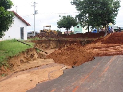 Chuva forte provoca estragos, abre cratera e assusta moradores do Centro Velho -