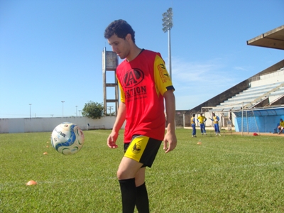Ricardinho costuma bater bem as faltas próximas à área -