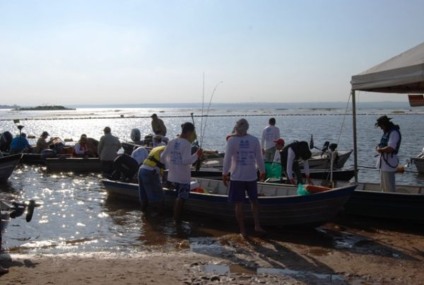 Competidores preparam seus barcos para a largada -
