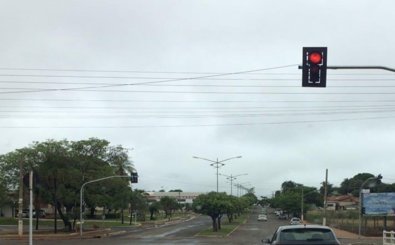 O cruzamento da Avenida Durval Rodrigues Lopes e rua Coronel Carlos ganhou um semáforo  - Talita Matsushita/JP