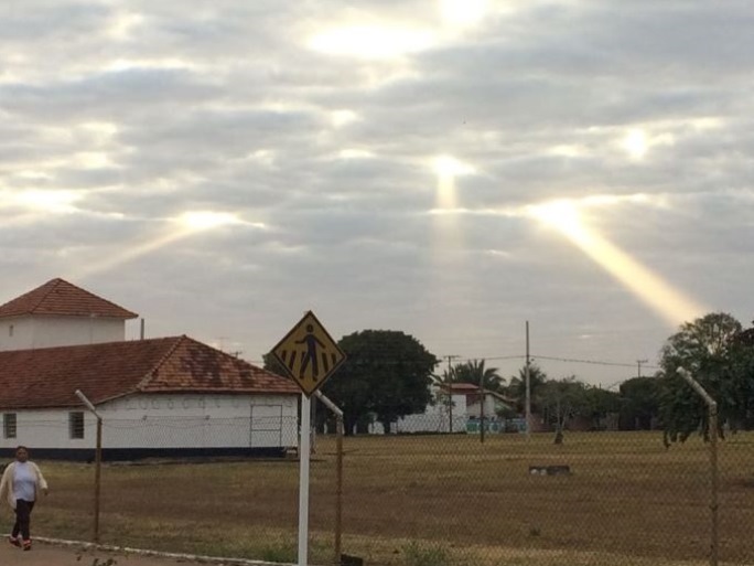 Raios de sol se esforçam para 'atravessar' céu nublado - Otávio Neto