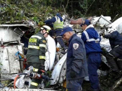 Equipes de resgate procuram vítimas entre os destroços do avião da Chapecoense - Divulgação/ Polícia de Antioquia