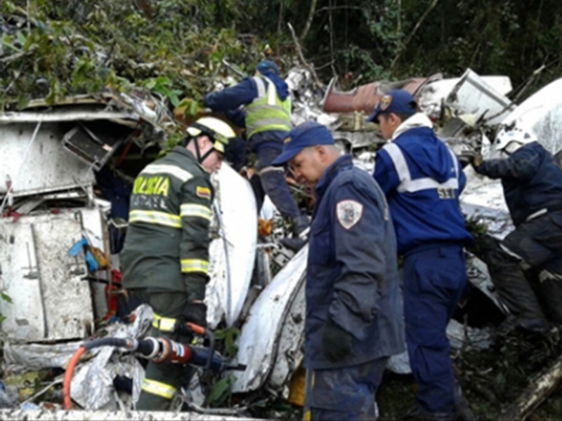 Equipes de resgate procuram vítimas entre os destroços do avião da Chapecoense - Divulgação/ Polícia de Antioquia