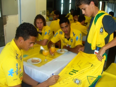 O goleiro Saulo do Vitória da Bahia autografa camiseta durante o café -