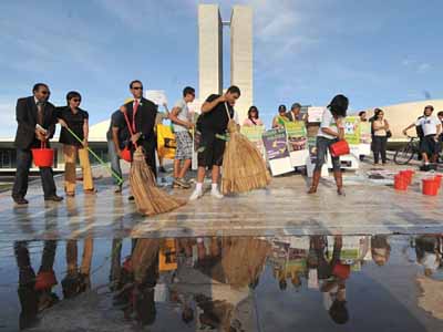 A lei Ficha Limpa é fruto de iniciativa popular que recolheu mais de 1,6 milhão de assinaturas. -