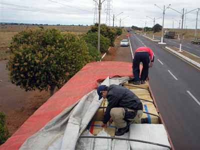 Agentes da PRF vasculham carga de contrabando -