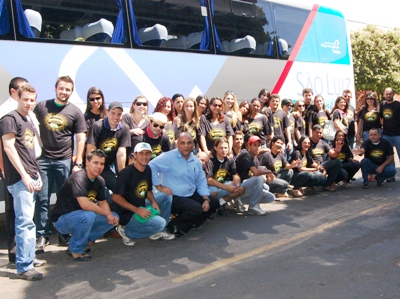 Os 45 sorteados em frente ao ônibus que partiu para a festa do peão em Barretos -