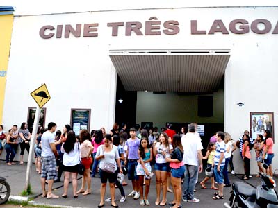 Público aguardando o início da sessão em frente ao Cine Três Lagoas -