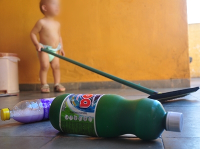 Detergentes e desinfetantes precisam ser deixados longe do alcance de crianças -