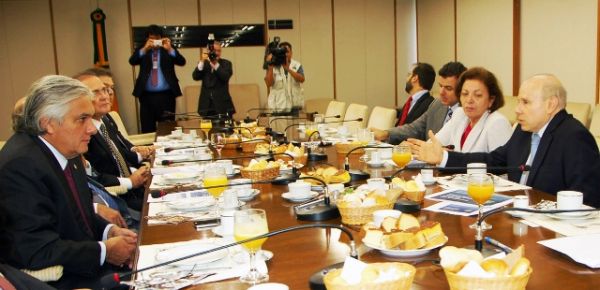 Delcídio reuniu-se com Mantega, a ministra Ideli Salvatti e líderes da base governista -