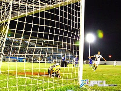 Tranin bate o pênalti e faz o segundo gol do Misto, contra o União, no Madrugadão -
