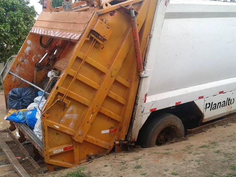 Caminhão ficou atolado na lama, enquanto era feita a coleta de lixo das casas, nesta segunda-feira - Cortesia