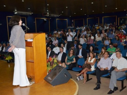 Prefeita discursa no lançamento do plano, com a presença de representantes de empresas e bancos envolvidos, além de autoridades - Claudio Pereira/JP 