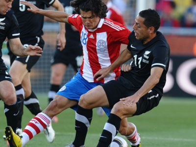 Paraguaio Valdez sofre com a dura marcação da Nova Zelândia -