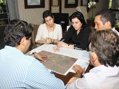 Simone e Márcia reunidas com representantes da incorporadora -