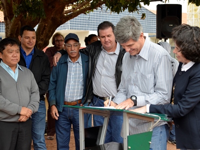 Prefeita e representante da empreiteira assinam ordem de serviço -