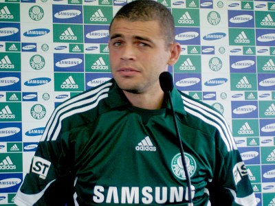 Edinho ainda não pode jogar neste domingo devido à documentação -
