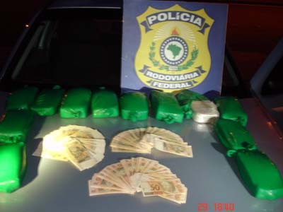 O acusado flagrado com a droga e o dinheiro disse aos policiais que levaria os produtos para o estado de SP -