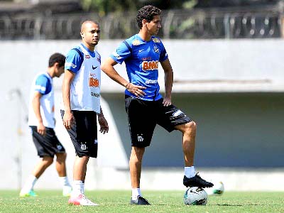 Adriano (esq.) e Ganso no treino do Santos na baixada -