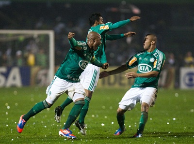 Jogadores do Palmeiras comemoram o gol de Betinho, que deu título ao alviverde em Curitiba -
