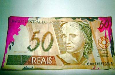 O consumidor deve ficar atento porque, ao ser manchada, a nota perde valor - O consumidor deve ficar atento porque, ao ser manchada, a nota perde valor -