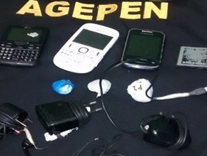 Foram apreendidas três porções de  maconha, três aparelhos de telefone celular, três carregadores,  dois fones de ouvido e uma bateria - Divulgação