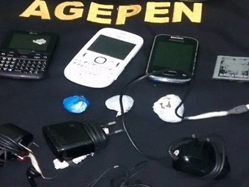 Foram apreendidas três porções de  maconha, três aparelhos de telefone celular, três carregadores,  dois fones de ouvido e uma bateria - Divulgação