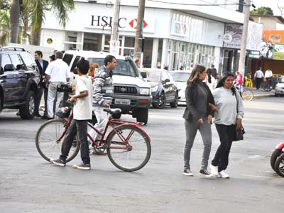 Pedestres, ciclistas e carros disputam o mesmo espaço nas ruas da cidade -