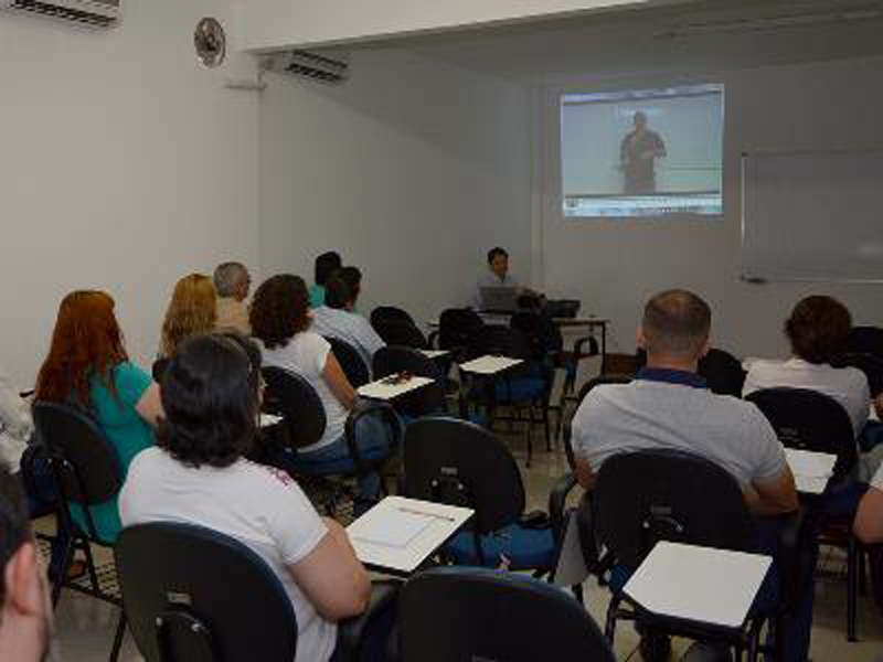 Cursos mais procurados são de línguas, Oratória e Português  - Roberto Higa 