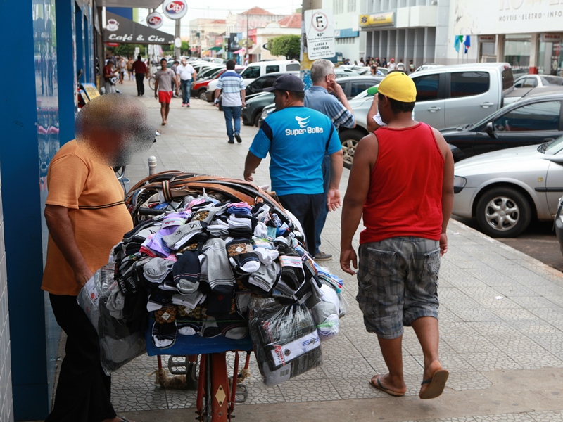 Ambulantes vendem diversos itens em frente das lojas  - Elias Dias 