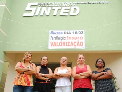 Profissionais da educação cruzam os braços por melhores salários -
