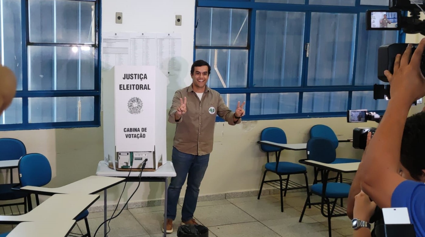 Candidato à prefeitura de Campo Grande, Beto Pereira, após registro de voto - Foto: Gerson Wassouf/CBN-CG