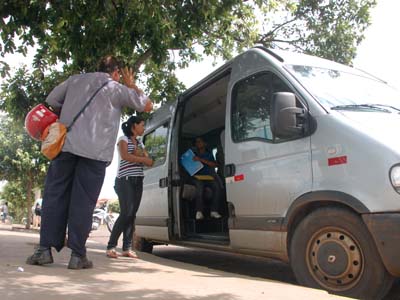 Esta Van transporta alunos portadores com deficiência auditiva; entre outras irregularidades, falta faixa de identificação amarela com a inscrição ?Escolar? -