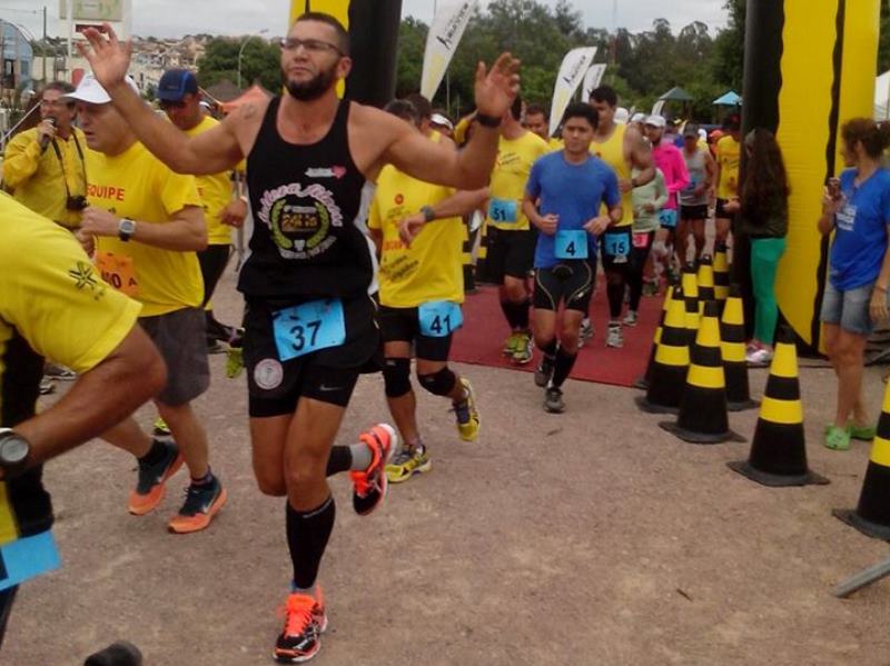 O atleta é adepto da corrida descalça e pretende correr a prova de Santa Maria sem nenhum tipo de calçado - Divulgação