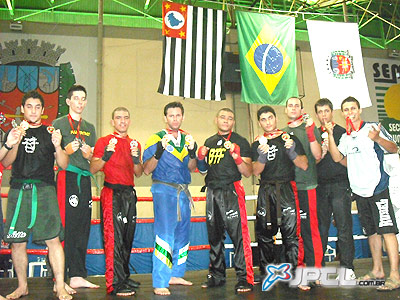 Ortiz (o 4º da esq. para a dir.) comemora a conquista de duas medalhas de ouro em Cubatão -