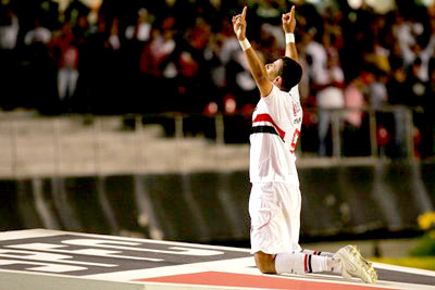 Washington comemora no distintivo do São Paulo o gol da vitória -