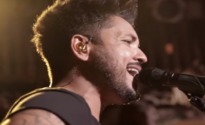 Cantor Fred Liel em show ao vivo - Reprodução/Youtube