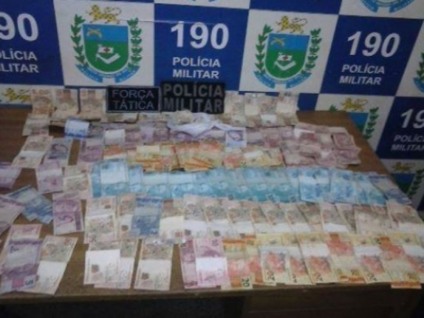 Todos os envolvidos, os veículos e o material apreendido foram entregues na Delegacia de Polícia Civil - Polícia Civil Todos os envolvidos, os veículos e o material apreendido foram entregues na Delegacia de Polícia Civil - Polícia Civil