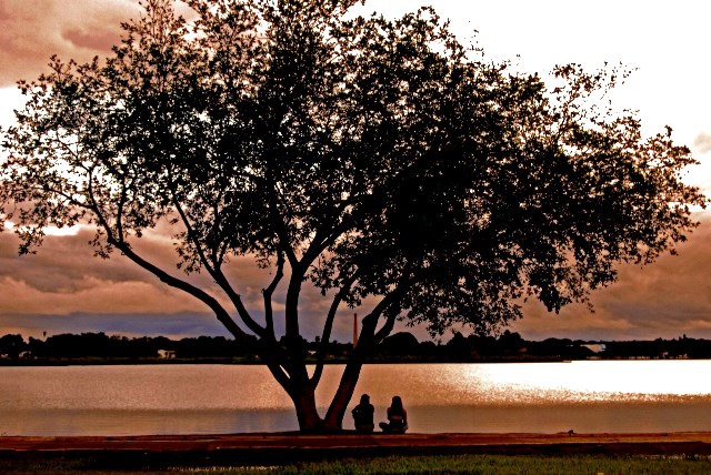 Com o frio, reduz o número de pessoas que caminham na pista da Lagoa Maior, em Três Lagoas  - Arquivo/JP