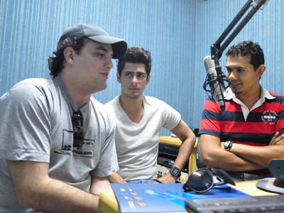 Victor e Matheus na entrevista ao locutor Caio Andrade, da Band FM -