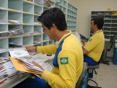 Carteiros precisam trabalhar muito para darem ?conta do recado? -