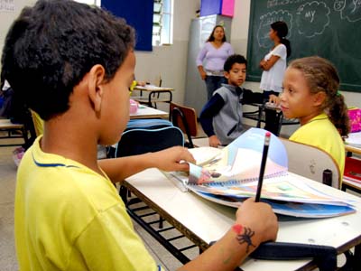 Professores da rede municipal de ensino passam periodicamente por reciclagem -