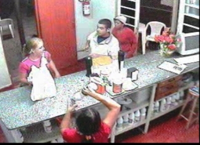Momento em que casal realiza o primeiro assalto na noite de ontem na Cidade -