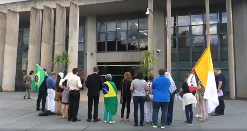 Grupo de manifestantes rezou terço no protesto em frente da Assembleia Legislativa - Reprodução/Facebook